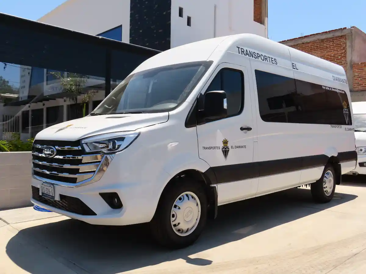 Van de pasajeros de Transportes El Diamante — traslado de personal corporativo